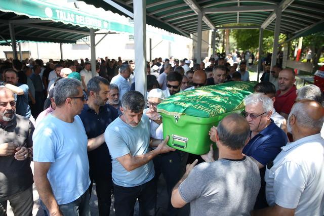Afyonkarahisar daki trafik kazasında ölen anne ve bebeği Kayseri de toprağa verildi 2