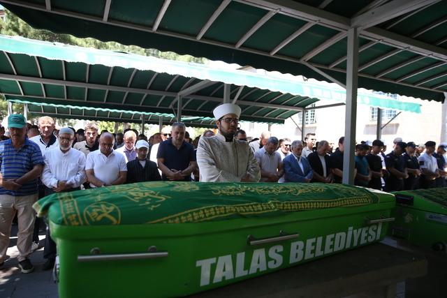Afyonkarahisar daki trafik kazasında ölen anne ve bebeği Kayseri de toprağa verildi 1