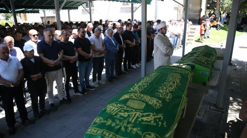 Afyonkarahisar'daki trafik kazasında &ouml;len anne ve bebeği Kayseri'de toprağa verildi
