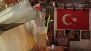 Tarihi mağarada serinleten lezzet: Soğuk menengiç kahvesi