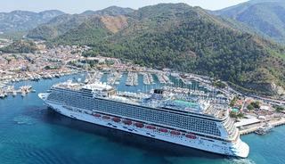 İl&ccedil;eye bir g&uuml;nde 3 bin 200 turist getirdi: Sokaklara d&ouml;k&uuml;ld&uuml;ler