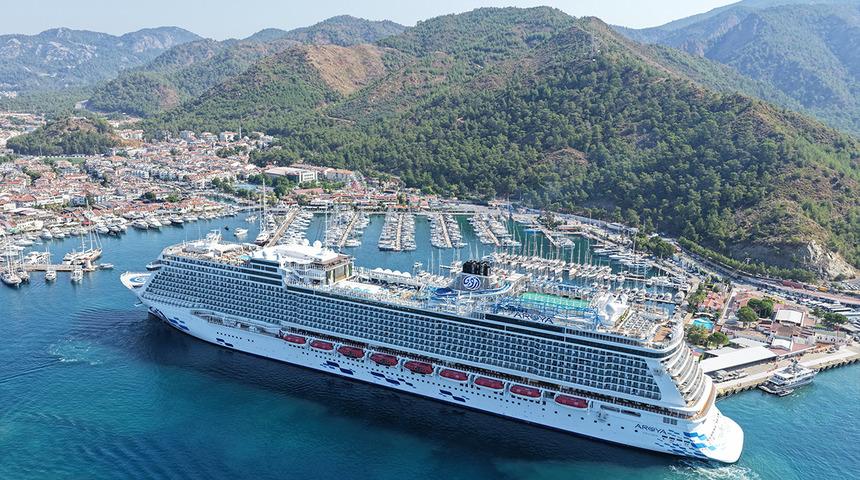 İl&ccedil;eye bir g&uuml;nde 3 bin 200 turist getirdi: Sokaklara d&ouml;k&uuml;ld&uuml;ler