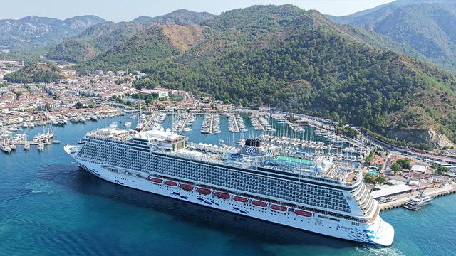 İlçeye bir günde 3 bin 200 turist getirdi: Sokaklara döküldüler