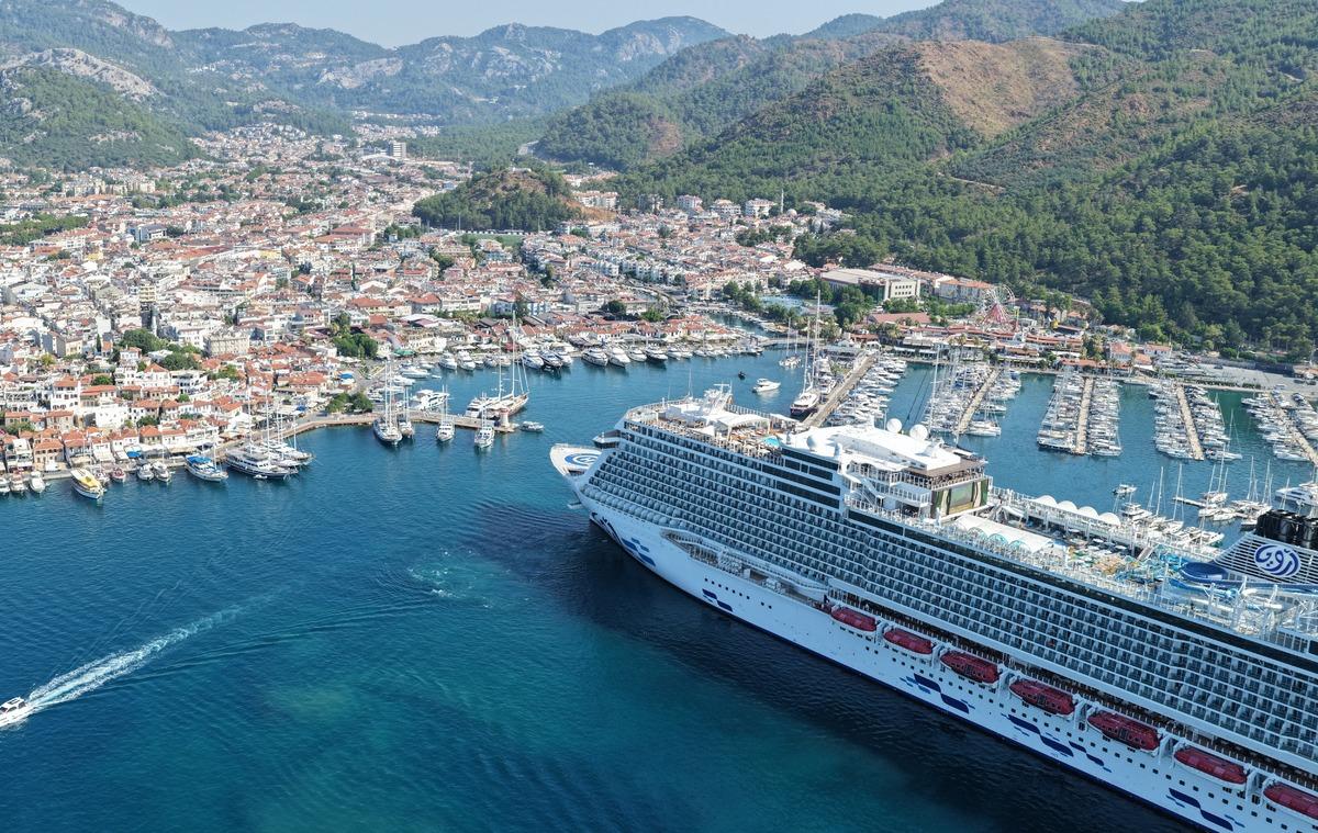 İlçeye bir günde 3 bin 200 turist getirdi: Sokaklara döküldüler 1