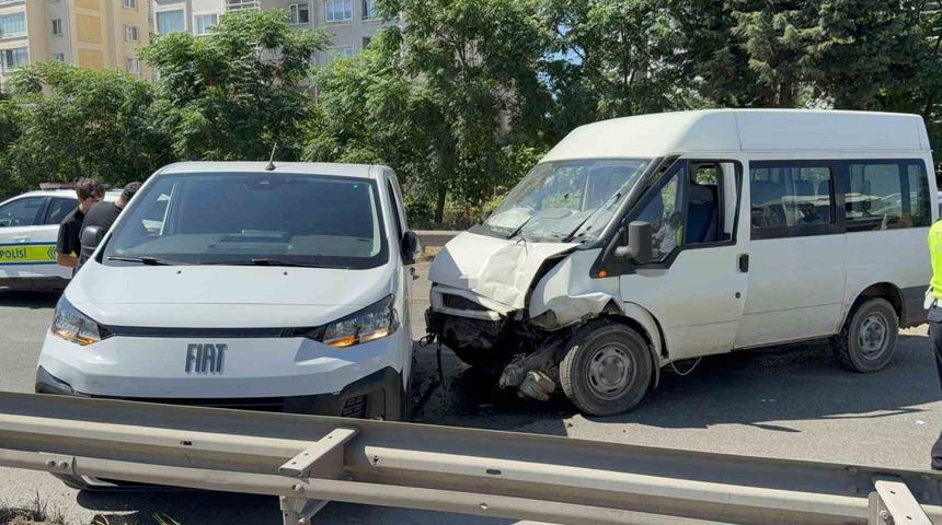 Hamile eşini hastaneye g&ouml;t&uuml;r&uuml;rken kaza yapan araca &ccedil;arptı