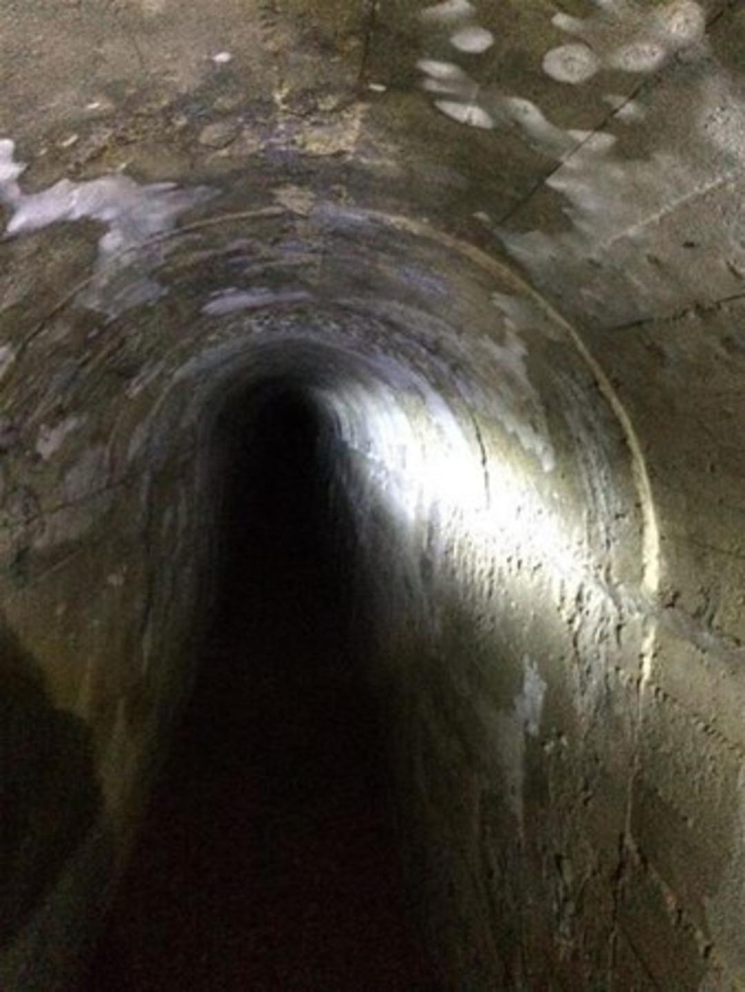 Terk edilmiş sığınağa girince 