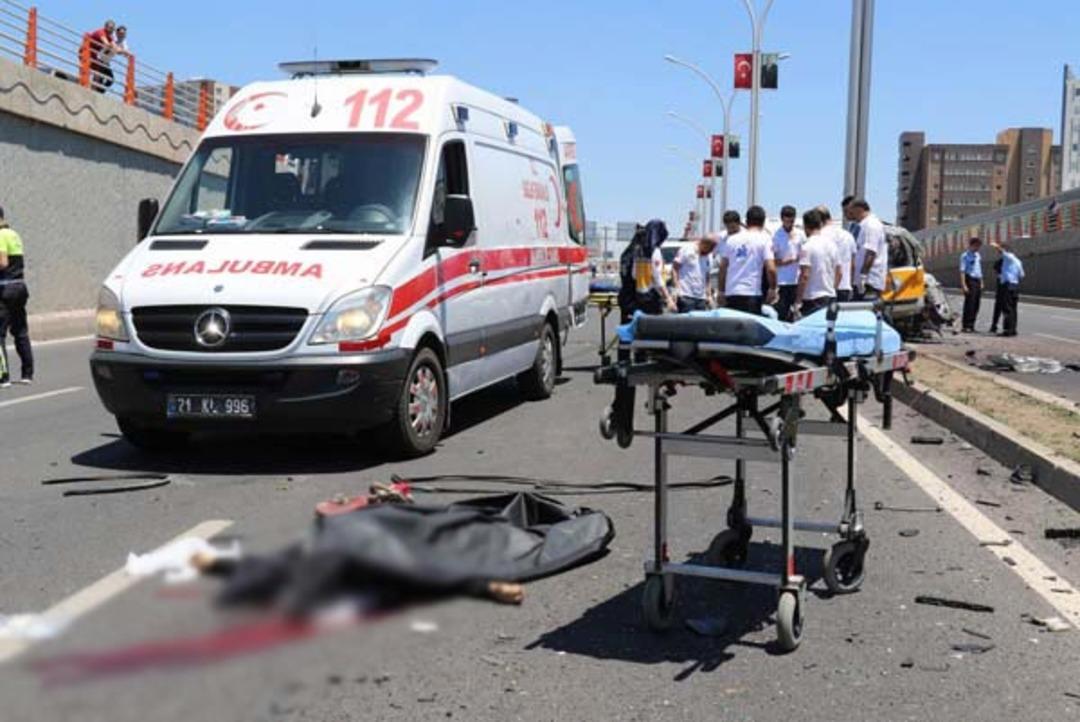 Diyarbakır'da feci kaza! &Ccedil;ok sayıda &ouml;l&uuml; ve yaralı var... 