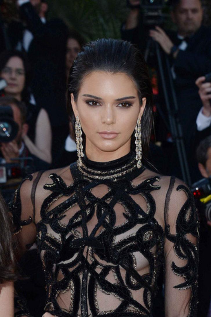 Yakın arkadaşlarının kardeşiyle öpüşürken yakalandı G2