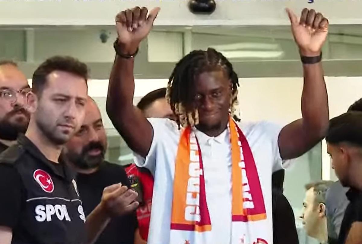 Galatasaray ın yeni transferi İstanbul da! Gelir gelmez öyle bir şey yaptı ki... 1
