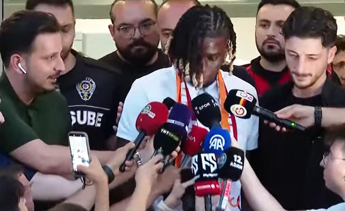Galatasaray ın yeni transferi İstanbul da! Gelir gelmez öyle bir şey yaptı ki... 3