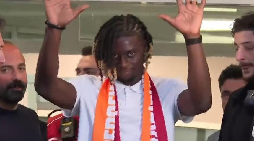 Galatasaray'ın yeni transferi İstanbul'da! Gelir gelmez &ouml;yle bir şey yaptı ki... 