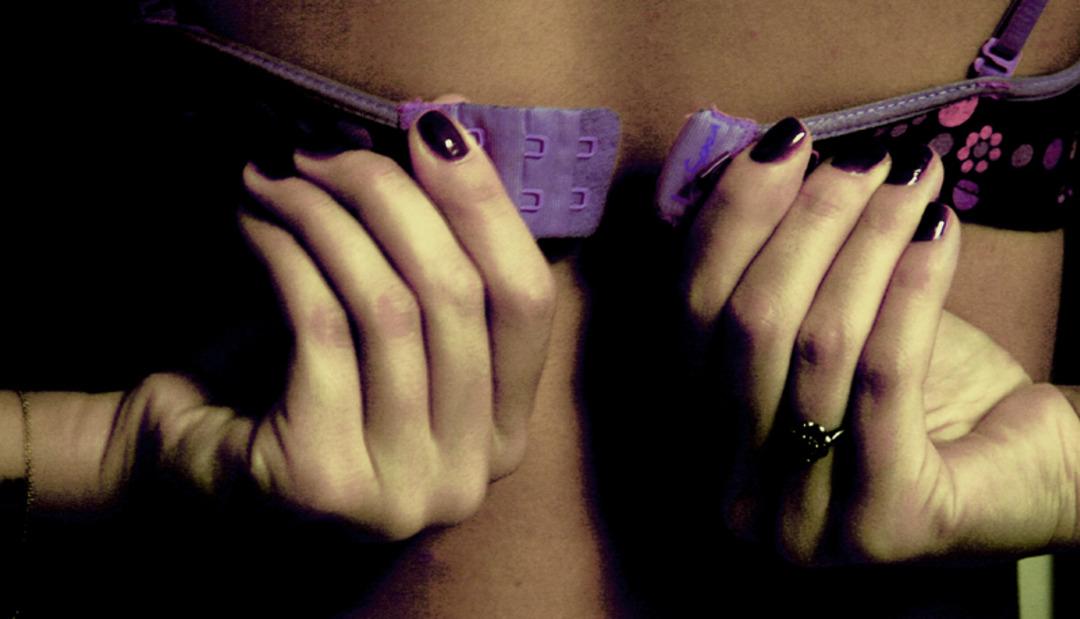 Pazardan ucuza aldığı s&uuml;tyen y&uuml;z&uuml;nden g&ouml;ğs&uuml; b&ouml;cek yuvasına d&ouml;nd&uuml;!