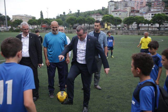 Bakan Bak: AK Parti eserleri ile meydanda