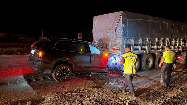 Yozgat ta tırın dorsesine çarpan SUV tipi araçtaki 3 kişi yaralandı 2