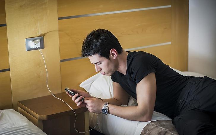 Telefonun odanın diğer ucunda şarja takılı. Bildirim sesi geldi. Ne yaparsın?