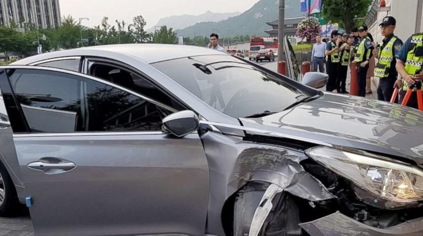 Güney Kore'deki ABD konsolosluğunun önündeki kalabalığa araç daldı 