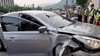 Güney Kore'deki ABD konsolosluğunun önündeki kalabalığa araç daldı 