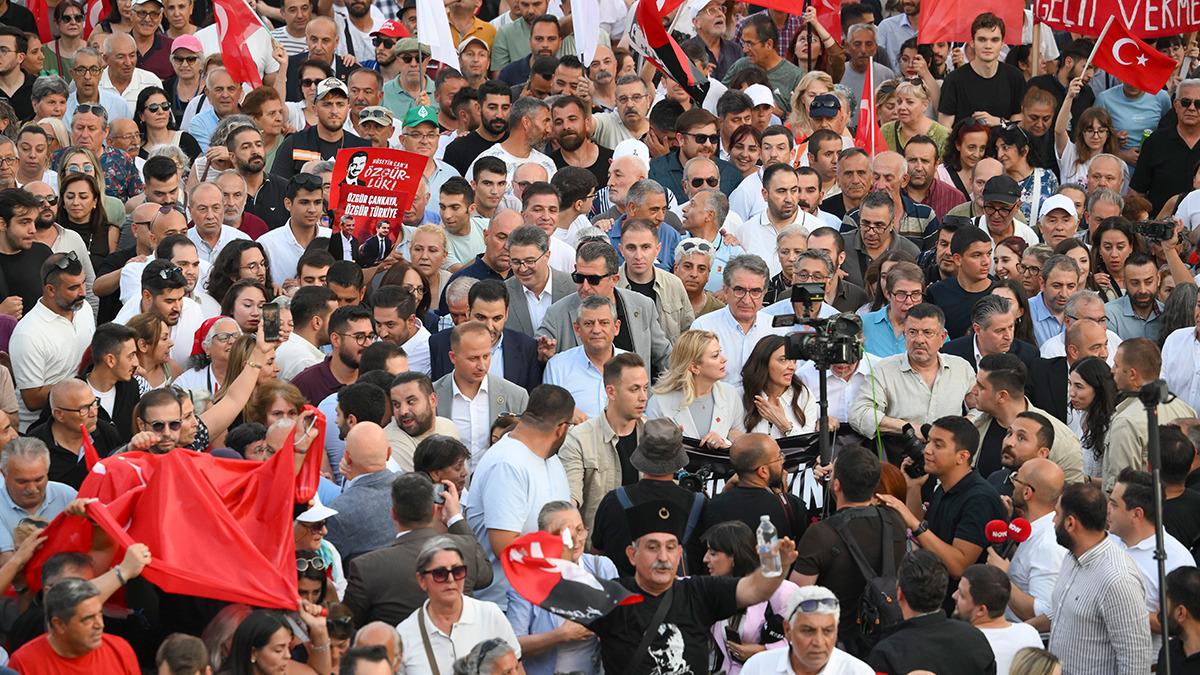&Ouml;zg&uuml;r &Ouml;zel den Erdoğan a dikkat &ccedil;eken &ccedil;ağrı: "Sana yapmayacağımızı bize yapma" 3