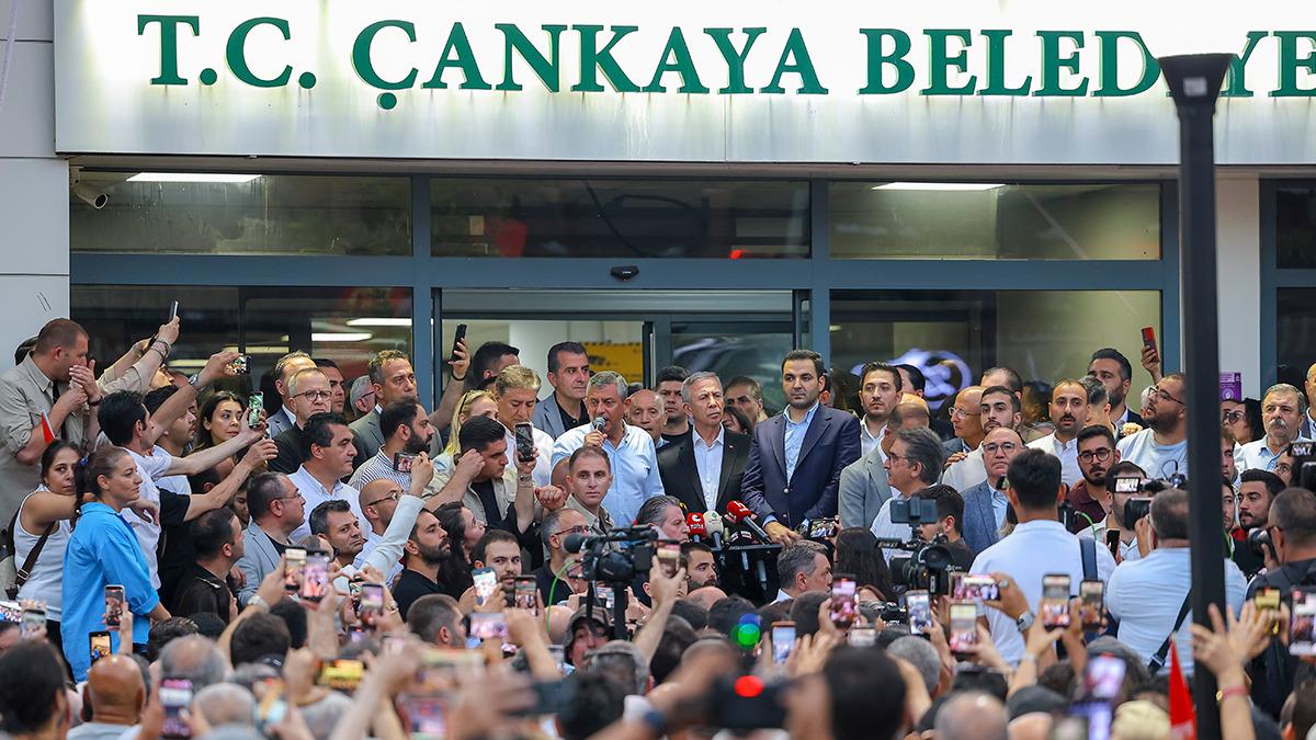 &Ouml;zg&uuml;r &Ouml;zel den Erdoğan a dikkat &ccedil;eken &ccedil;ağrı: "Sana yapmayacağımızı bize yapma" 4
