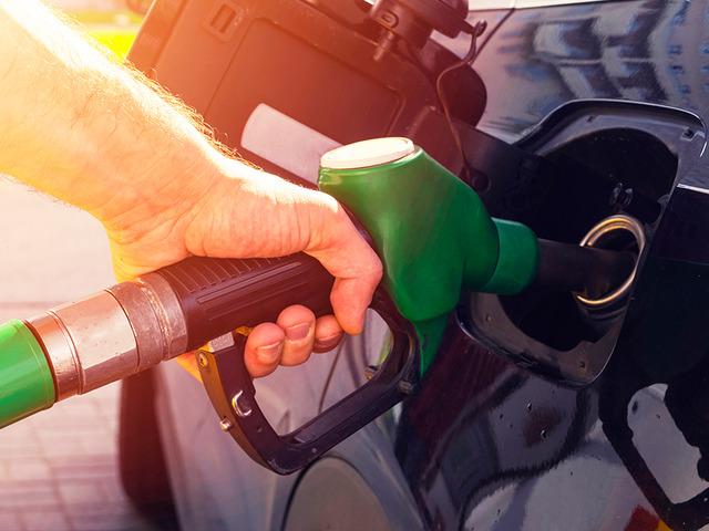 Benzine zam: Gece yarısı tabelalar değişiyor