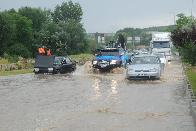 Kastamonu'da sağanak sürücülere zor anlar yaşattı