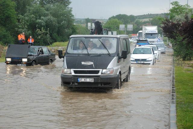 Kastamonu'da sağanak sürücülere zor anlar yaşattı