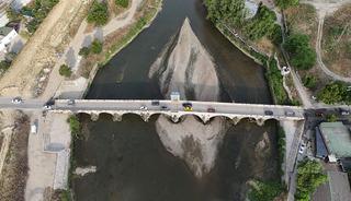 Sular &ccedil;ekilince ortaya &ccedil;ıktı: Tunca Nehri'nin altı!