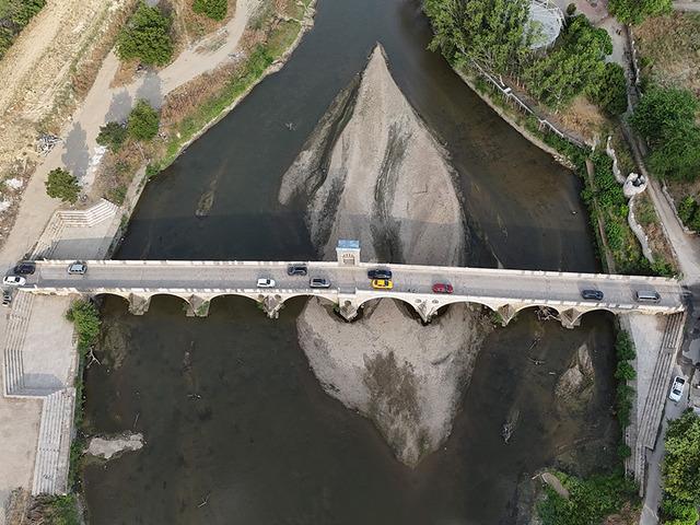 Sular &ccedil;ekilince ortaya &ccedil;ıktı: Tunca Nehri'nin altı!