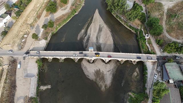 Sular çekilince ortaya çıktı: Tunca Nehri'nin altı!