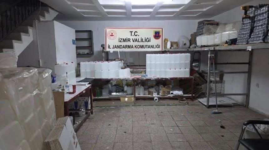 İzmir&rsquo;de 2.5 milyon TL&rsquo;lik ka&ccedil;ak alkol ve t&uuml;t&uuml;n operasyonu