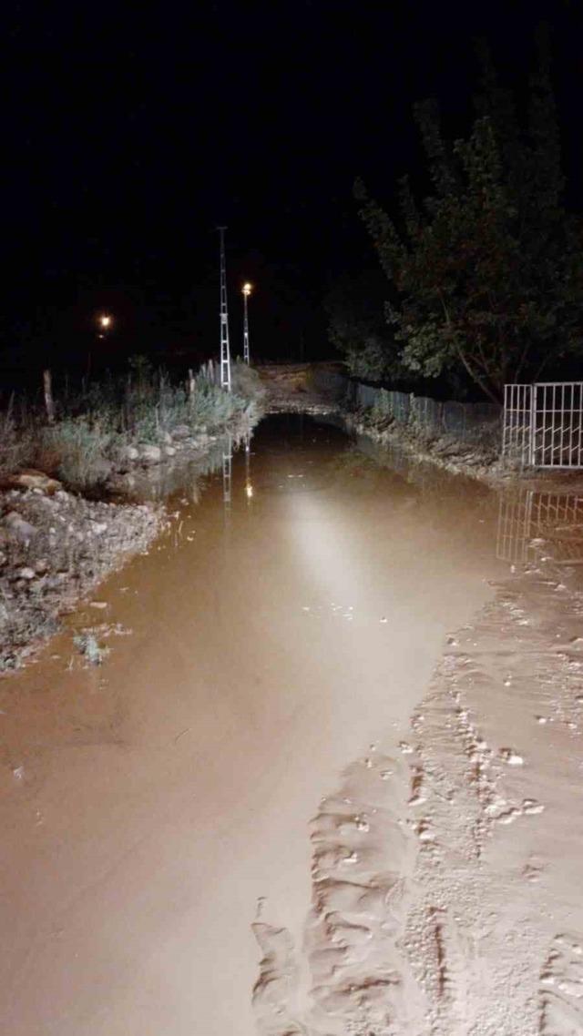 Artvin’de gece etkili olan sağanak taşkınlara neden oldu 2