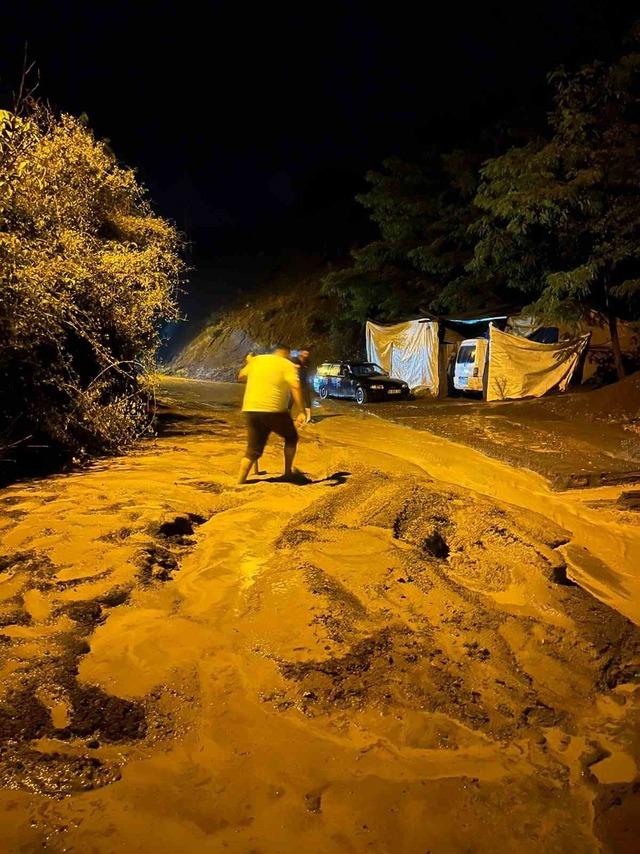 Artvin’de gece etkili olan sağanak taşkınlara neden oldu 1