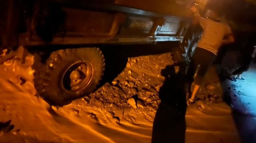 Artvin&rsquo;de gece etkili olan sağanak taşkınlara neden oldu