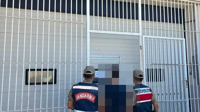 Jandarma aranan 2 şahsı yakaladı