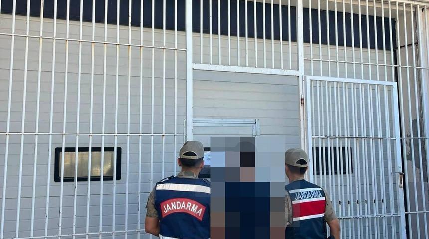Jandarma aranan 2 şahsı yakaladı