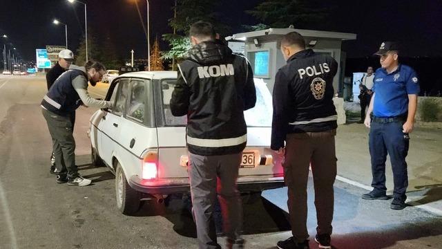 Karaman’da polisin denetimlerinde yakalanan 12 kişi tutuklandı