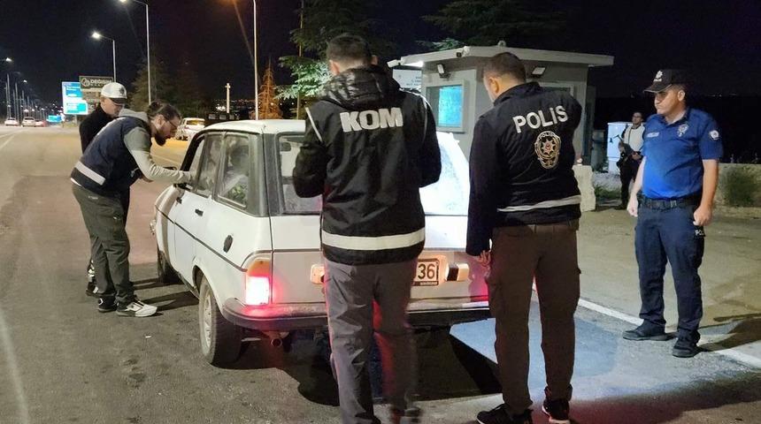 Karaman&rsquo;da polisin denetimlerinde yakalanan 12 kişi tutuklandı