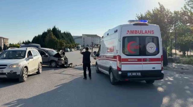 Kavşakta kamyonet ile hafif ticari araç çarpıştı: 1’i ağır 3 yaralı 2