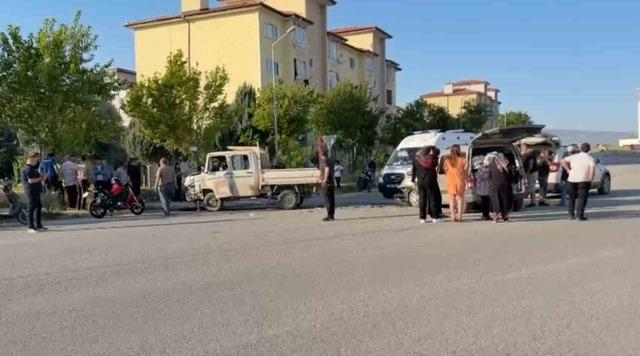 Kavşakta kamyonet ile hafif ticari araç çarpıştı: 1’i ağır 3 yaralı 1