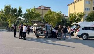 Kavşakta kamyonet ile hafif ticari ara&ccedil; &ccedil;arpıştı