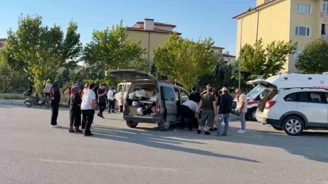 Kavşakta kamyonet ile hafif ticari araç çarpıştı: 1’i ağır 3 yaralı