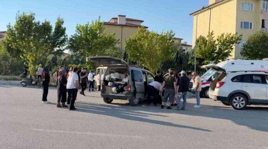 Kavşakta kamyonet ile hafif ticari ara&ccedil; &ccedil;arpıştı: 1&rsquo;i ağır 3 yaralı