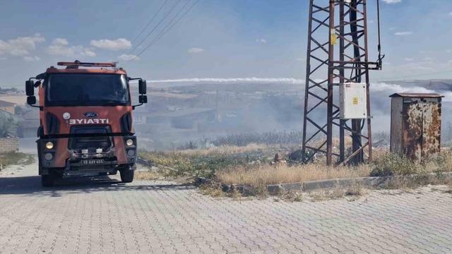 Çorum’da örtü yangınını itfaiye söndürdü