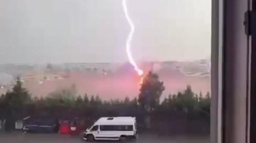 Tekirdağ&rsquo;da palmiye ağacına yıldırım d&uuml;şt&uuml;, alev alev yandı