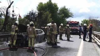 Bayrampaşa’da alev alev yanan otomobil hurda yığınına döndü