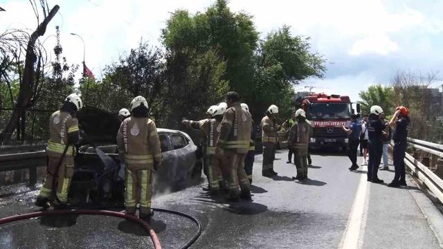 Bayrampaşa’da alev alev yanan otomobil hurda yığınına döndü