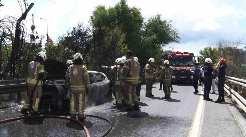 Bayrampaşa&rsquo;da alev alev yanan otomobil hurda yığınına d&ouml;nd&uuml;