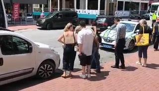 Scooterla dengesini kaybedip d&uuml;şen s&uuml;r&uuml;c&uuml; yaralandı