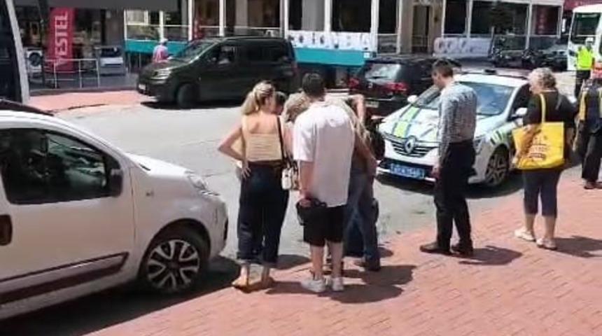 Scooterla dengesini kaybedip d&uuml;şen s&uuml;r&uuml;c&uuml; yaralandı