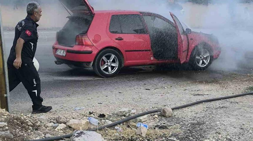 Seyir halindeki otomobil alev aldı
